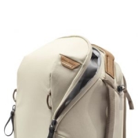 ryukzak-peak-design-everyday-backpack-zip-15l-bone-bedbz-15-bo-2-fotofox.com.ua-5.jpg