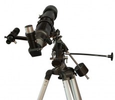 Телескоп оснащен металлическим реечным фокусером, оптическим искателем 6х30 с визирным перекрестием для более простого прицеливания и наведения телескопа на объект, а также 90-градусным диагональным зеркалом, благодаря чему Вы будете видеть неперевернуто